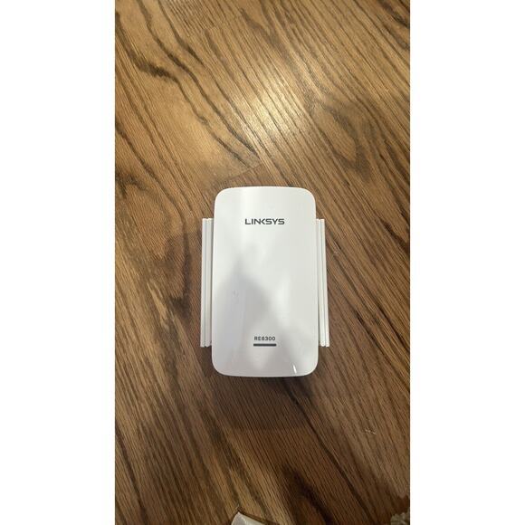 Linksys RE6300 WiFi Range Extender - Picture 1 of 4